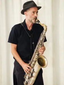 leo solo au saxophone